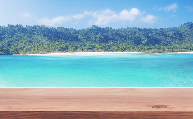 Tavolo in legno vuoto per esposizione del prodotto con vista sullo sfondo della spiaggia tropicale