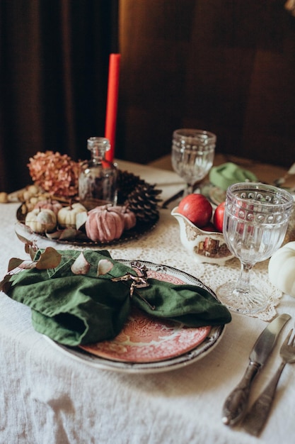 tavolo in stile vintage su uno sfondo scuro cena di lusso festiva