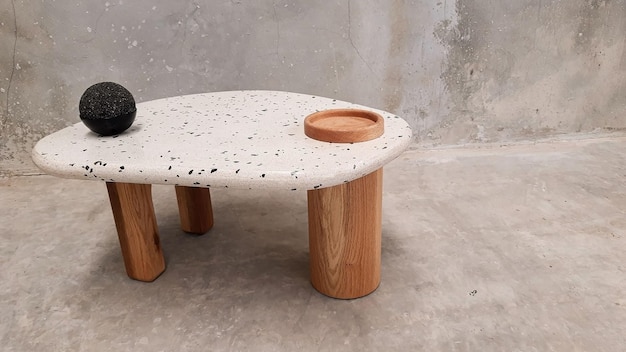 Tavolo in terrazzo con gambe in legno