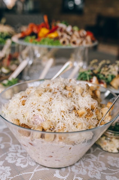 Tavolo per banchetti di catering splendidamente decorato con diversi snack e stuzzichini durante l'evento della festa di compleanno di Natale aziendale o la celebrazione del matrimonio