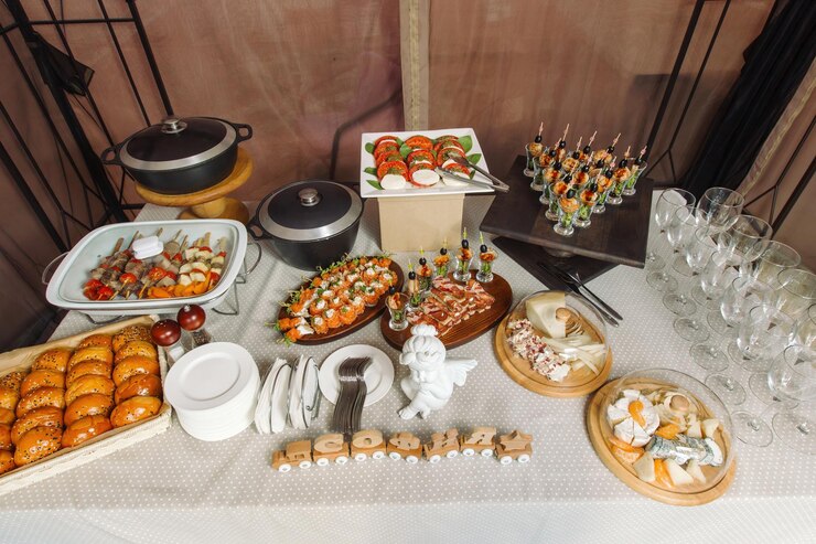 Tavolo per banchetti per catering splendidamente decorato Varietà di gustosi spuntini deliziosi sul tavolo