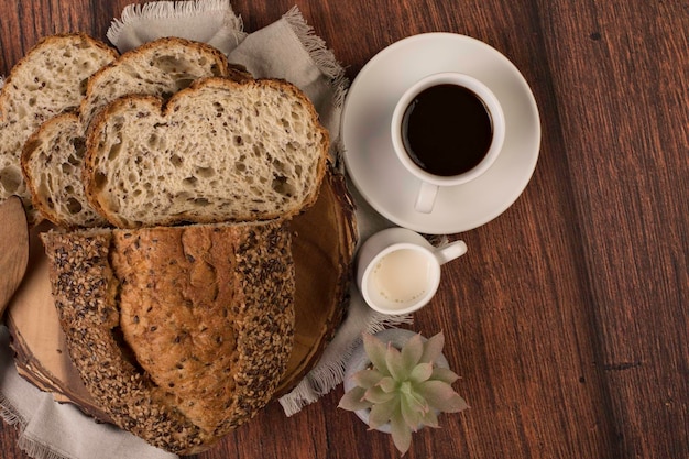 Tavolo per la colazione con pagnotta di pane di grano appena sfornato