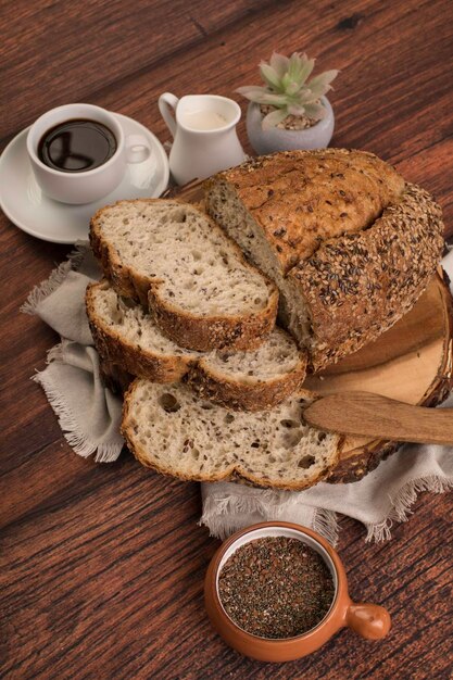 Tavolo per la colazione con pagnotta di pane di grano appena sfornato