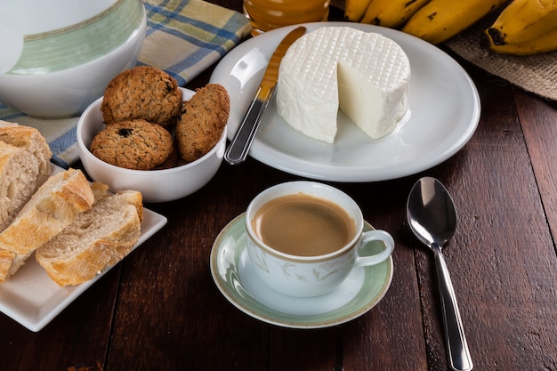 Tavolo per la colazione con pane e formaggio italiani