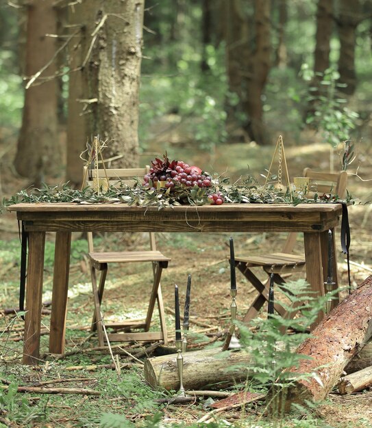 Tavolo per un festoso picnic nel bosco.