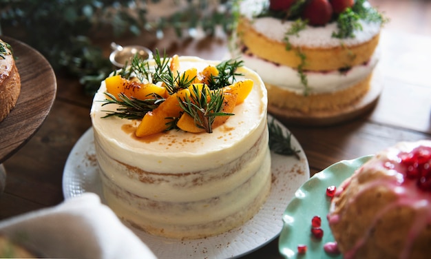 Tavolo pieno di dolci fatti in casa