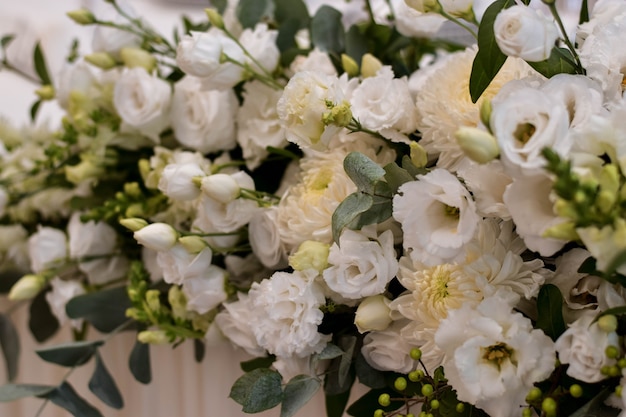 Tavolo principale a un ricevimento di nozze con bellissimi fiori freschi