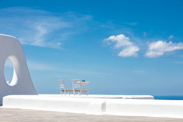 Tavolo romantico allestito a Santorini in Grecia. Architettura bianca e tavolo per due. Coppia d'amore