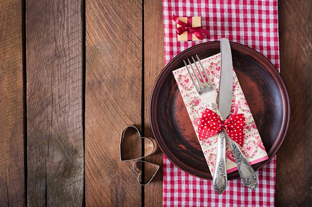 Tavolo romantico per San Valentino in stile rustico. Vista dall'alto