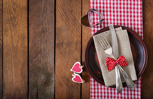 Tavolo romantico per San Valentino in stile rustico. Vista dall'alto