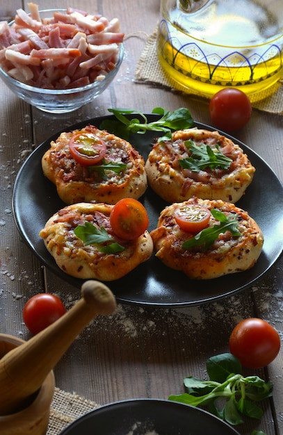 Tavolo rustico con mini pizze di speck