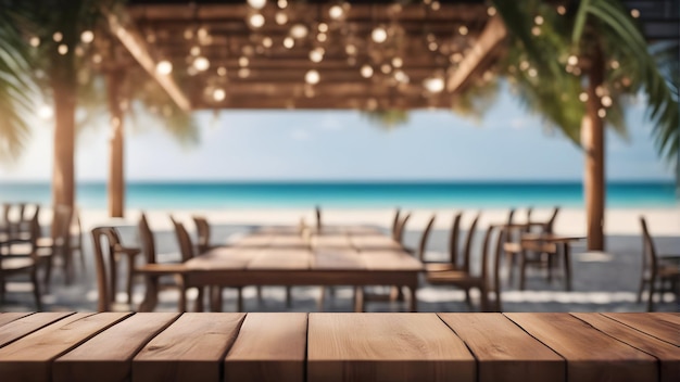 Tavolo rustico in legno sulla spiaggia con sfondo sfocato