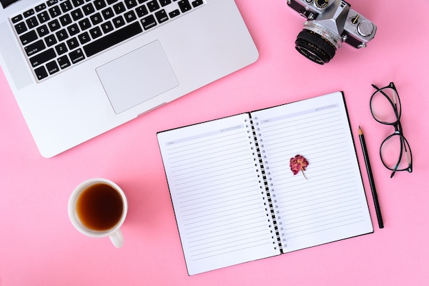 Tavolo scrivania da ufficio con notebook, smartphone e laptop tazza di caffè.