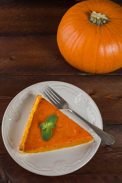 Tavolo scuro con torta di zucca