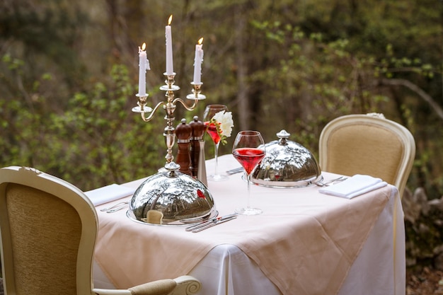 Tavolo servito all'aperto dalla società di servizi di catering