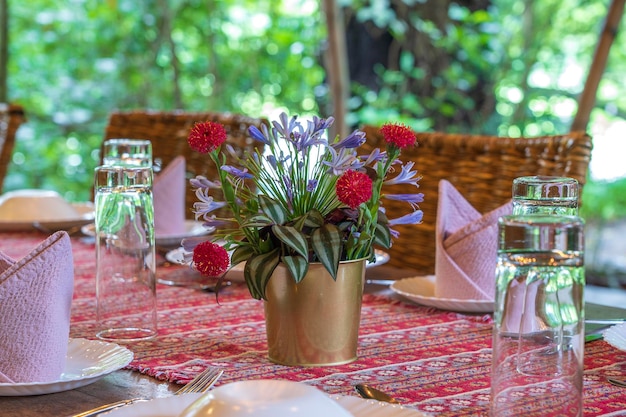 Tavolo servito e sedie in rattan in una terrazza vuota del ristorante Tanzania Africa