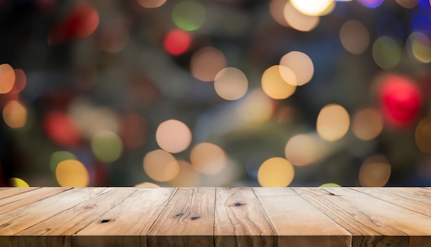 Tavolo vuoto davanti all'albero di Natale con sfondo di decorazioni Per il montaggio dell'esposizione del prodotto