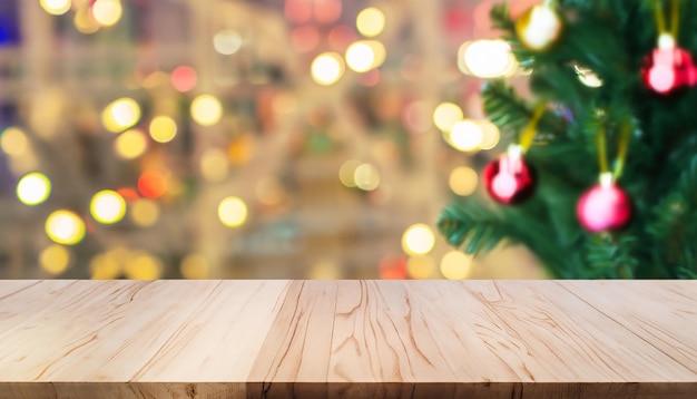 Tavolo vuoto davanti all'albero di Natale con sfondo di decorazioni Per il montaggio dell'esposizione del prodotto