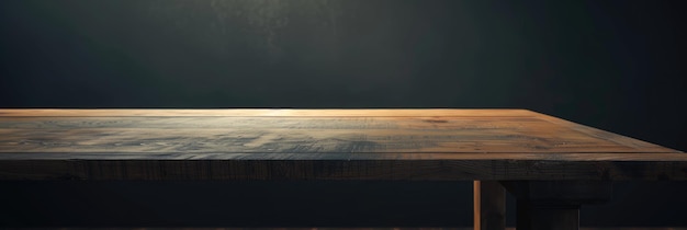 Tavolo vuoto di legno con sfondo oscuro e umido