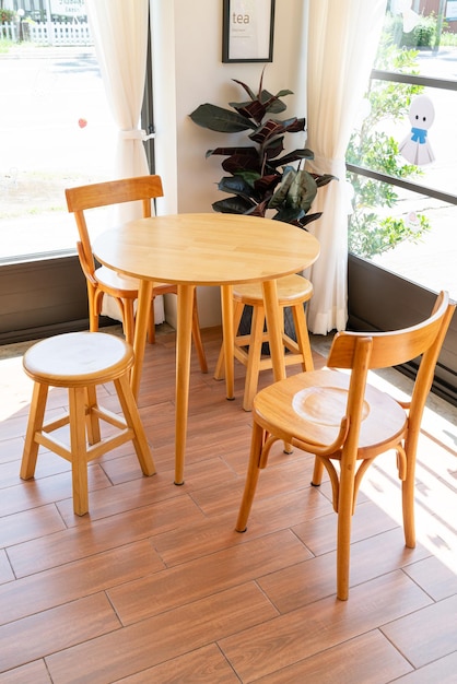 tavolo vuoto e sedia nella caffetteria