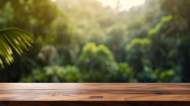 Tavolo vuoto in legno in stile moderno per la presentazione del prodotto con una foresta pluviale tropicale sfocata sullo sfondo