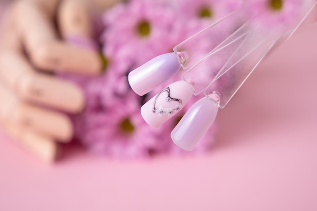 Tavolozza di colori romantici di smalto gel per unghie per manicure e pedicure unghie con design a cuore