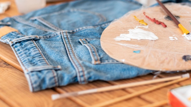 Tavolozza di pittura ad alto angolo e jeans