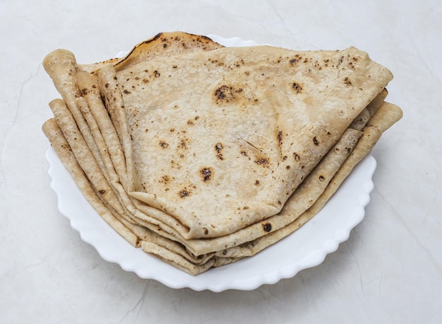 Tawa chapati roti servito in un piatto isolato sul tavolo vista dall'alto del cibo piccante indiano e pakistano