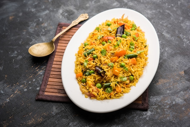 Tawa Pulao o Pulav o Pilaf o Pilau è uno Street Food indiano fatto con riso basmati, verdure e spezie. Messa a fuoco selettiva