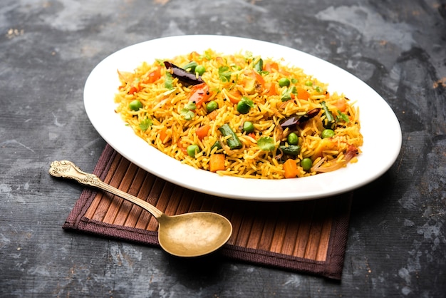 Tawa Pulao o Pulav o Pilaf o Pilau è uno Street Food indiano fatto con riso basmati, verdure e spezie. Messa a fuoco selettiva