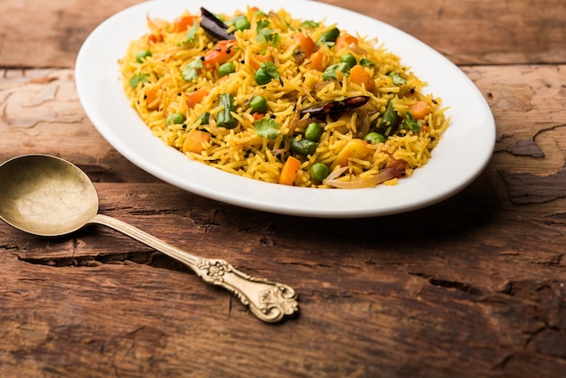 Tawa Pulao o Pulav o Pilaf o Pilau è uno Street Food indiano fatto con riso basmati, verdure e spezie. Messa a fuoco selettiva