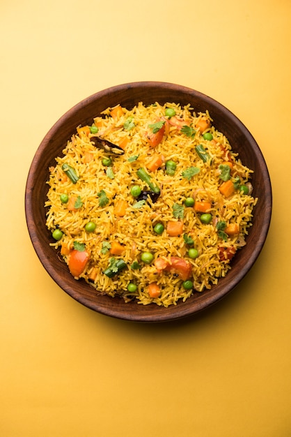 Tawa Pulao o Pulav o Pilaf o Pilau è uno Street Food indiano fatto con riso basmati, verdure e spezie. Messa a fuoco selettiva