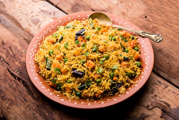 Tawa Pulao o Pulav o Pilaf o Pilau è uno Street Food indiano fatto con riso basmati, verdure e spezie. Messa a fuoco selettiva