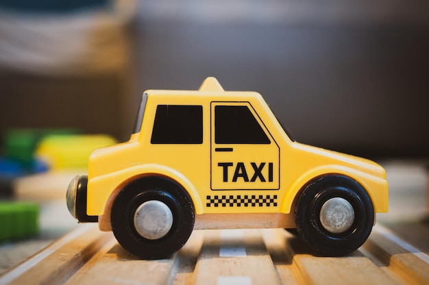 Taxi giocattolo di plastica gialla