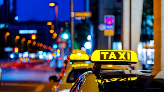 Taxi in città di notte