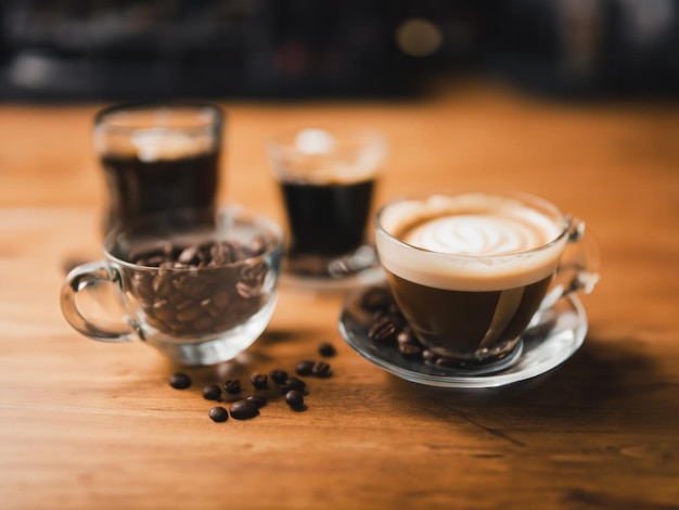 Taza de cafe en la mesa de madera