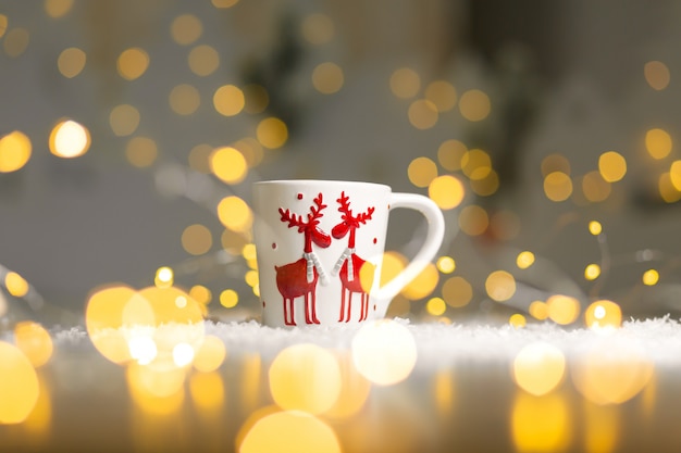 Tazza a tema natalizio con cervo. Atmosfera familiare calda e accogliente, arredamento festivo