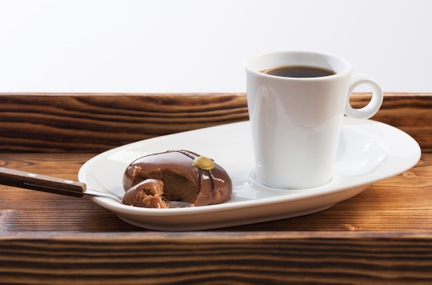 Tazza bianca con caffè con cupcake al cioccolato