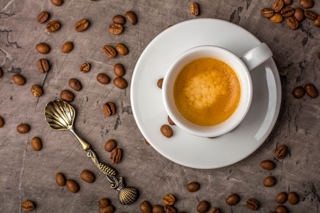 Tazza bianca con caffè e cereali integrali Vista dall'alto