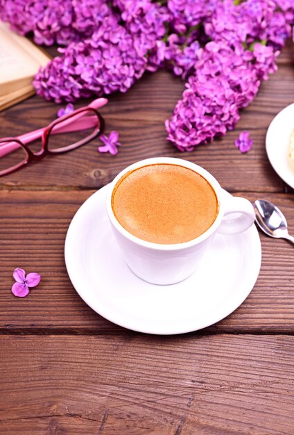 Tazza bianca con caffè espresso