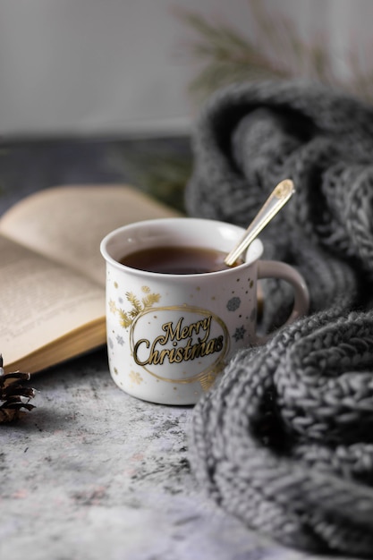 Tazza bianca con la scritta "Buon Natale"