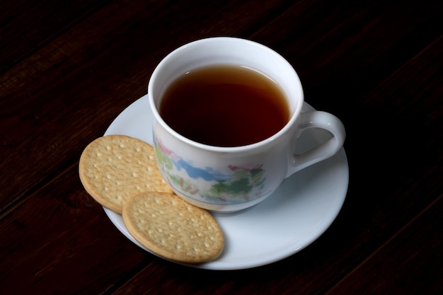 Tazza bianca con tè caldo