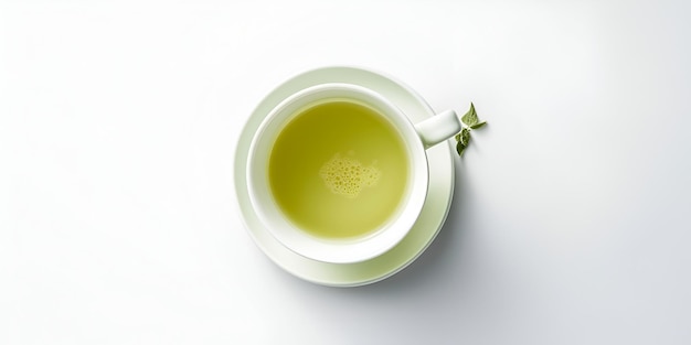 Tazza bianca con tè matcha tradizionale giapponese di colore verde