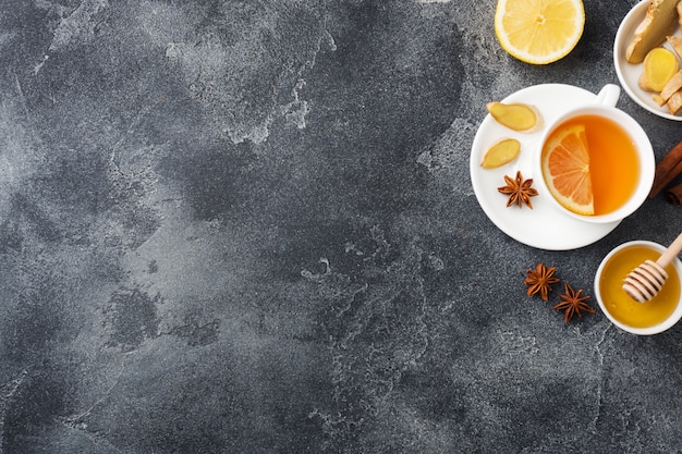 Tazza bianca con tisana naturale allo zenzero limone e miele alla cannella.