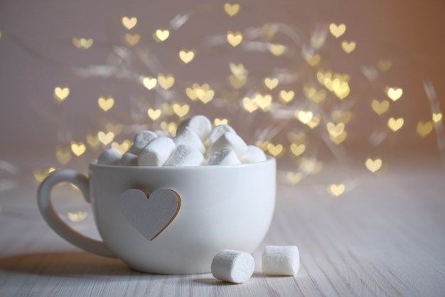 Tazza bianca, cuore, luci e buon umore, marshmallow