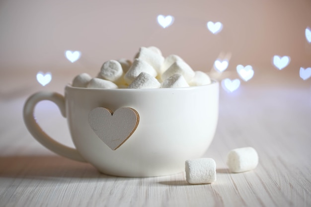 Tazza bianca, cuore, luci e buon umore, marshmallow