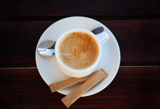 Tazza bianca di caffè appena preparato con zucchero