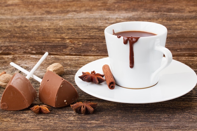 Tazza bianca di cioccolata calda sul tavolo di legno