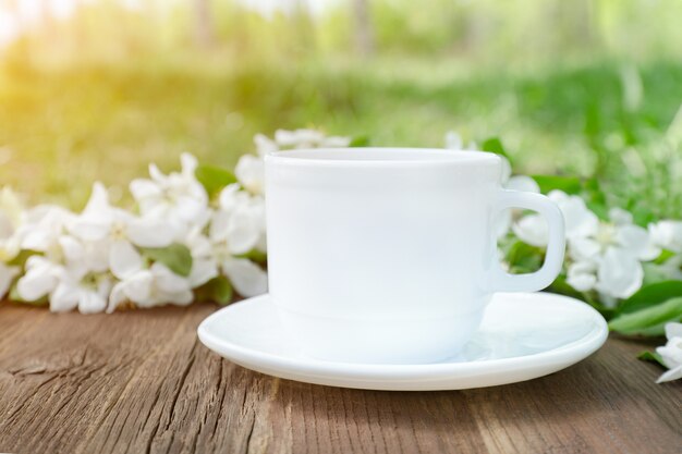 Tazza bianca e fiori di mela