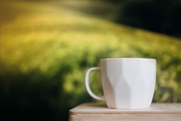 Tazza bianca su uno sfondo di tavolo in legno